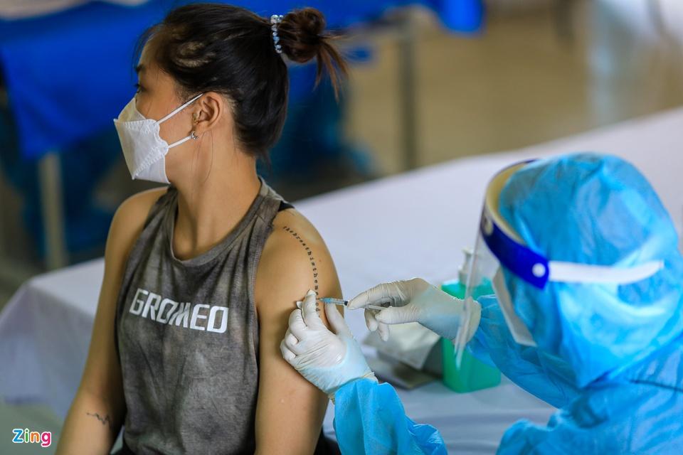 Người dân TP.HCM xếp hàng trong ngày thứ 2 tiêm vaccine Sinopharm-9