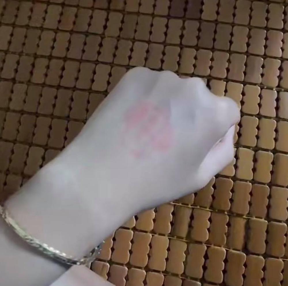 Tranh cãi cô gái khoe bàn tay quyền lực, dễ dàng qua chốt kiểm dịch-1