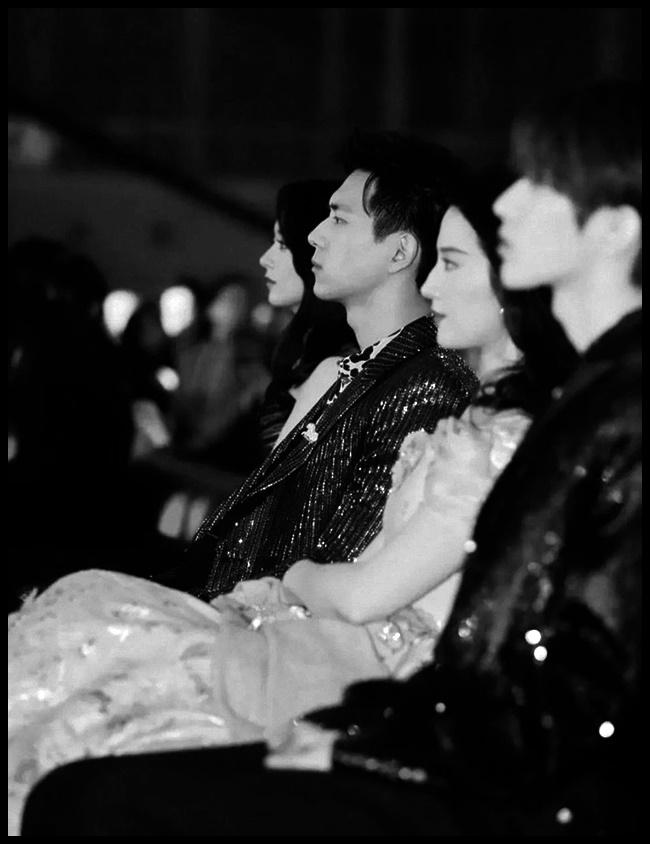 Khoảnh khắc Triệu Lệ Dĩnh, Lý Hiện, Lưu Diệc Phi và Thái Từ Khôn ngồi cùng một hàng, khoe góc nghiêng thần thánh trở thành đề tài gây sốt mạng xã hội. Dàn sao xứ Trung không chỉ có nhan sắc đỉnh cao mà còn toát lên thần thái vương giả.