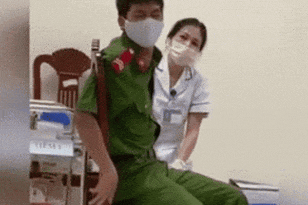 Chiến sĩ bật khóc tại điểm tiêm vaccine, ám ảnh tâm lý năm 12 tuổi-2