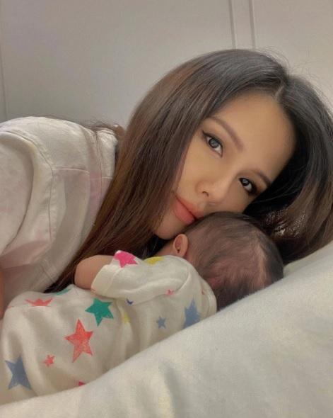 Phu nhân tập đoàn nghìn tỷ mới sinh vẫn sexy điên lên-5