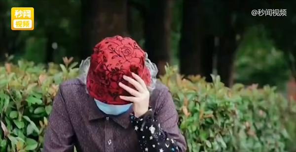 Dìu bà lão sang đường, cảnh sát đứng hình khi bà bỏ tóc giả-2