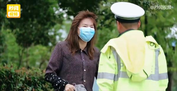 Dìu bà lão sang đường, cảnh sát đứng hình khi bà bỏ tóc giả-4