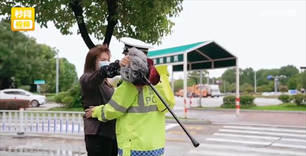 Dìu bà lão sang đường, cảnh sát đứng hình khi bà bỏ tóc giả-6