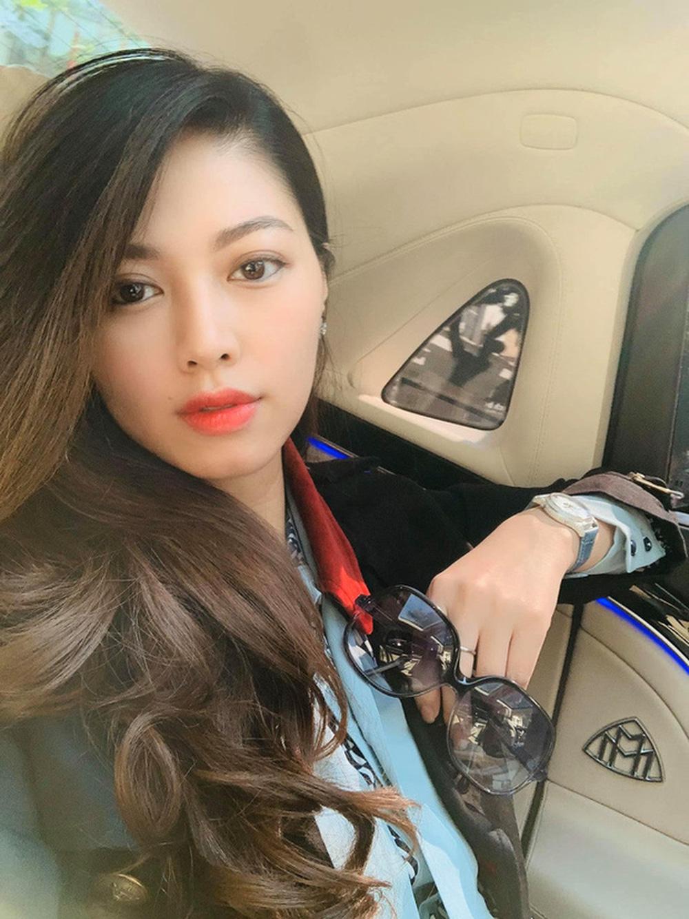 Bán đồng hồ 900 triệu cho Hương Giang, Ngọc Trinh VTV giàu cỡ nào?-3