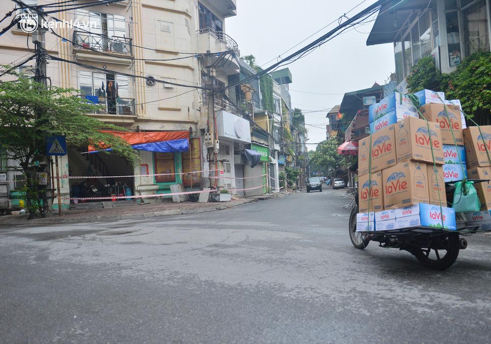 Ngày 14/8, UBND quận Đống Đa (Hà Nội) ra thông báo về việc cách ly y tế đối với 5 phường Văn Chương, Hàng Bột, Thổ Quan, Khâm Thiên và Văn Miếu, để đảm bảo yêu cầu cấp bách phòng, chống dịch bệnh