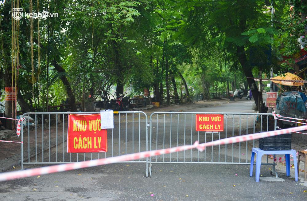 Theo ghi nhận của chúng tôi vào ngày 15/8, tại phường Văn Chương, lực lượng chức năng đã lập nhiều chốt kiểm soát, người dân trong khu vực cách ly y tế không thể ra vào.