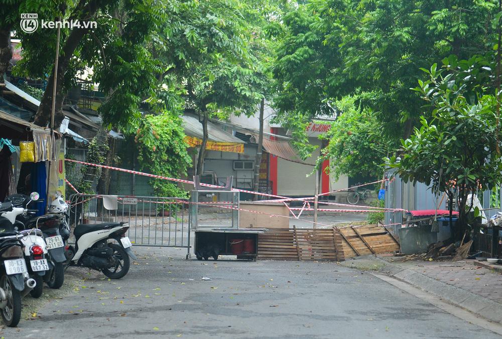 Khu vực đi từ phường Văn Chương sang phường Thổ Quan được lập rào chắn, chăng dây cẩn thận