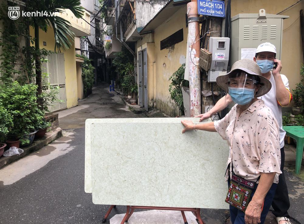 Khu vực cách ly y tế được thiết lập tại phường Khâm Thiên gồm khu dân cư ngõ 1 phố Khâm Thiên, dãy chẵn từ số nhà 60 đến 64, dãy lẻ từ số nhà 129 đến 133. Tổng số 9 hộ gia đình với 50 nhân khẩu