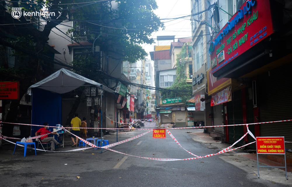 Tại phường Văn Miếu, nhiều khu vực cách ly cũng được lực lượng chức năng canh gác nghiêm ngặt