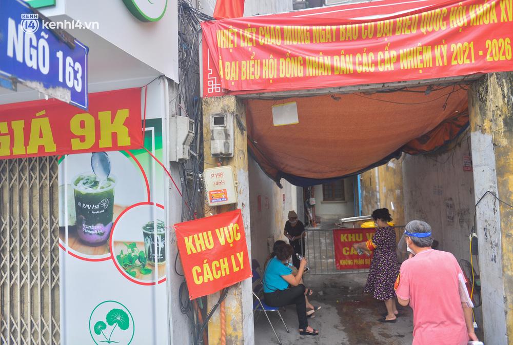 Khu vực cách ly y tế được thiết lập tại phường Hàng Bột gồm toàn bộ ngõ 163 Tôn Đức Thắng; từ ngách 69 đến cuối ngõ Văn Hương, giáp ranh phường Văn Chương và khu cư dân số 14