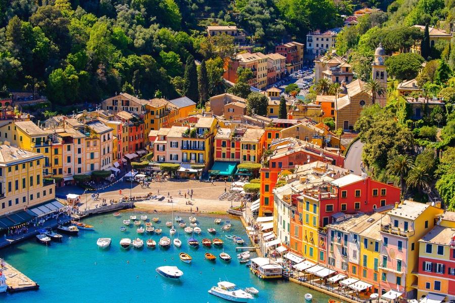 Portofino (Liguria) từ một làng chài đã trở thành khu nghỉ mát nổi tiếng của Italy. Thị trấn cổ kính có vẻ đẹp quyến rũ với những ngôi nhà rực rỡ sắc màu. Quảng trường trung tâm của thị trấn là nơi tập trung các quán cà phê, nhà hàng có thể nhìn ra bến cảng Portofino đẹp như tranh vẽ. Ngoài ra, tản bộ dọc theo bờ biển Ligurian hay trên ngọn đồi xanh tươi là trải nghiệm không thể bỏ lỡ khi du khách đến Portofino. Ảnh: Dafne Viaggi.