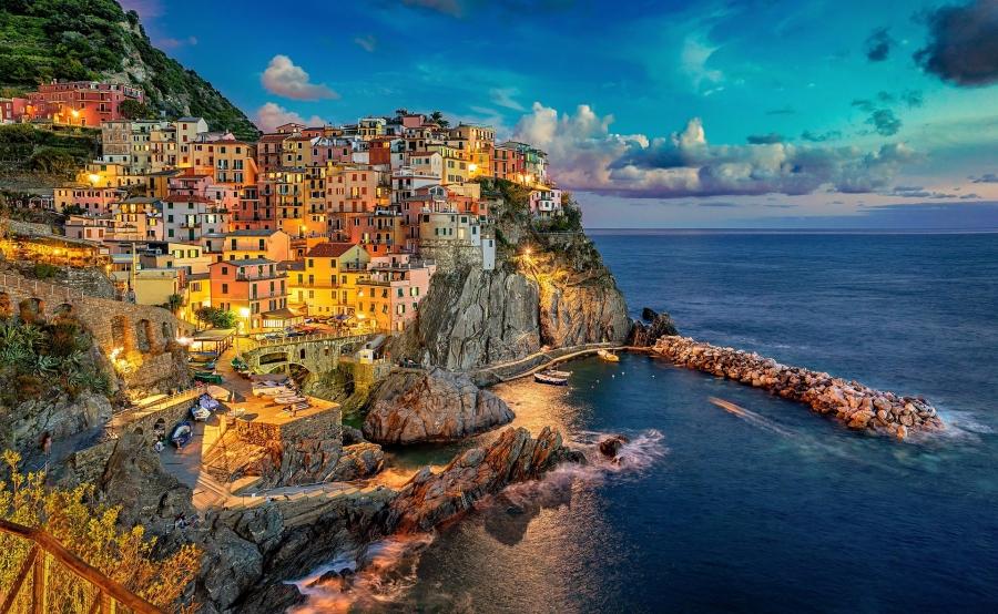 Manarola được xây dựng trên vách đá cao 70 m so với mực nước biển, là một trong 5 làng chài tạo nên vẻ đẹp ngoạn mục của khu vực duyên hải Cinque Terre. Thị trấn nổi tiếng với những ngôi nhà được sơn màu xanh nhạt, hồng, vàng và cam. Theo truyền thuyết, những ngôi nhà được sơn màu sắc tươi sáng để ngư dân dễ dàng nhận ra khi trở về nhà. Manarola đẹp nhất vào lúc hoàng hôn khi những tia nắng mặt trời cuối cùng phủ màu vàng óng lên các ngôi nhà nhỏ nhắn. Ảnh: Pixabay.