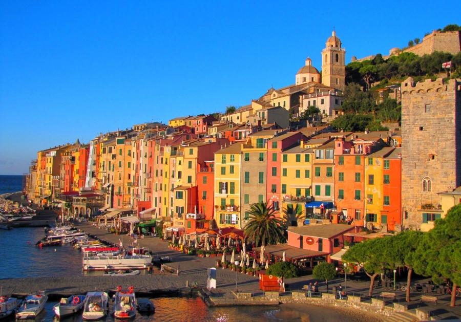 Positano (Campania) là thị trấn nghỉ mát bên bờ biển Amalfi ở miền Nam Italy. Ngoài vách đá ngoạn mục và kiến trúc tuyệt đẹp, Positano còn nổi tiếng với những con đường dốc đứng hay hàng cây chanh, hoa tử đằng khoe sắc rực rỡ. Thị trấn có nhiều cửa hàng thông minh bán đồ gốm sứ và dép da thủ công để giới thiệu bản sắc văn hóa địa phương. Du khách có thể di chuyển bằng thuyền đến Capri, Ischia và hang động Grotta dello Smeraldo để thưởng ngoạn cảnh sắc thiên nhiên của Positano. Ảnh: Dreamstime.