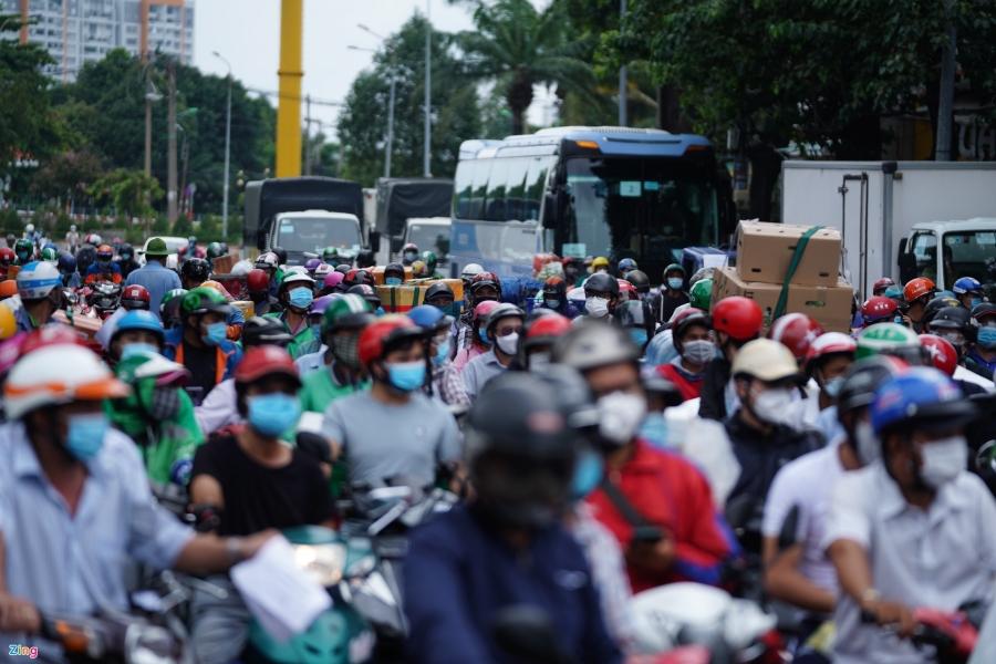 9h sáng 15/8, chốt kiểm soát phòng chống dịch trên đường Đinh Bộ Lĩnh (đoạn đối diện bến xe miền Đông, quận Bình Thạnh, TP.HCM) ùn ứ kéo dài khi người dân dừng lại khai thông tin di biến dộng dân cư.