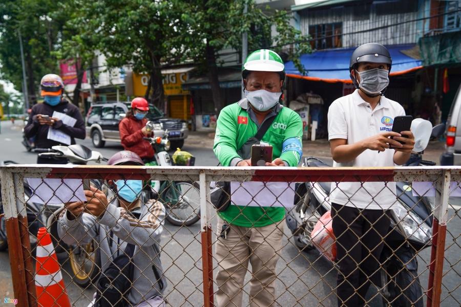 Theo cán bộ trực chốt, ùn tắc xảy ra do người dân không khai báo thông tin từ trước và việc quét mã QR sáng nay có lúc bị trục trặc.