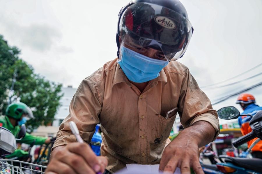 "Chính quyền nên có giải pháp giải quyết nhanh gọn cho người dân, tụ tập đông đúc như thế này trong bối cảnh dịch bệnh đang phức tạp, nếu có một người bị nhiễm bệnh thì khổ lắm", ông Phan Bá Quỳnh (ngụ huyện Nhà Bè) cho biết khi bị kẹt tại chốt.