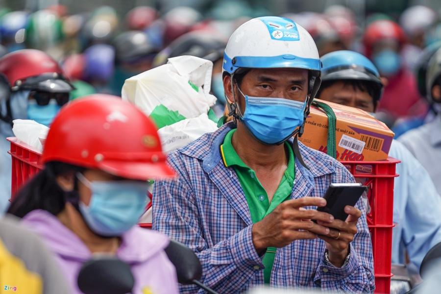"Mấy ngày trước khi đến các chốt mọi người đều được đi qua rất nhanh sau khi kiểm tra băng đeo tay, thẻ nhận diện và các giấy tờ liên quan. Nay tôi khá bất ngờ vì phải dừng lại hơn 30 phút mới hoàn thành xong khai báo nơi đến, đi”, shipper Lê Thanh Hiền (36 tuổi) cho biết.