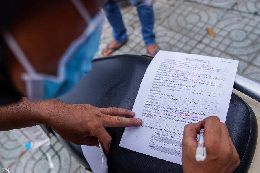 Nhiều người dùng điện thoại nhưng không thể kết nối mạng nên phải khai báo bằng giấy.