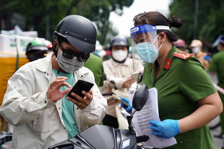 Một số khác vẫn còn lúng túng khi sử dụng ứng dụng dù được lực lượng chức năng hướng dẫn khai báo.