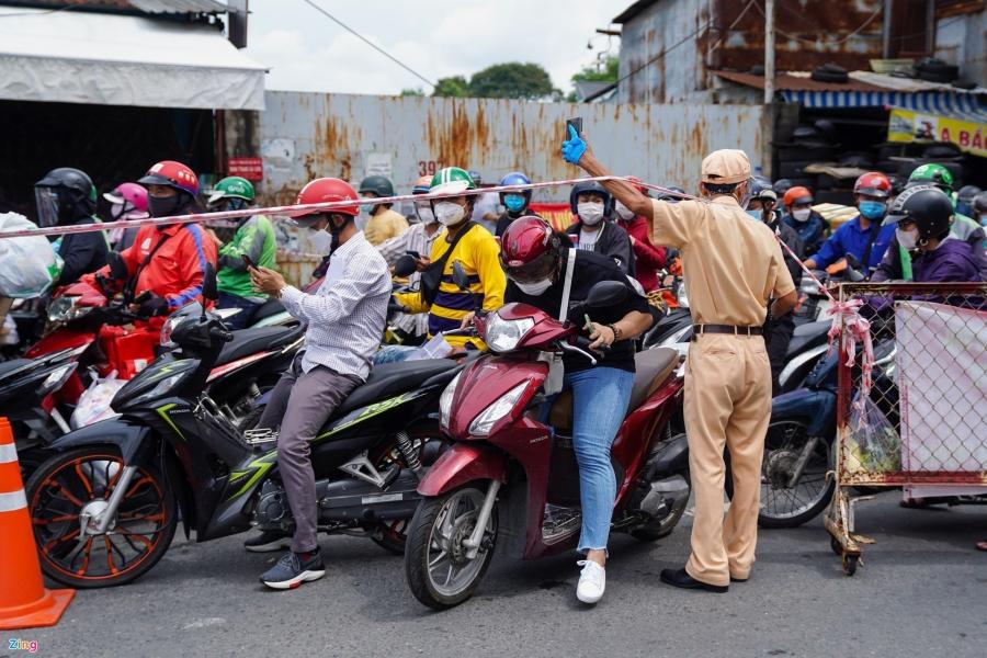 Đến 10h30, do lượng xe đổ về ngày càng đông, lực lượng chức năng buộc phải xả chốt tạm thời tránh gây ùn ứ.