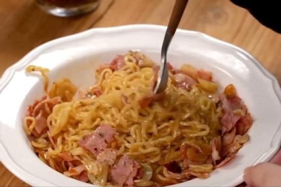 Cách làm mì xào tỏi kiểu Hàn