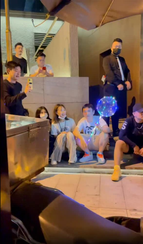 Thiếu gia giàu có Vương Tư Thông lộ ảnh tuyển dàn mỹ nữ giữa đêm-3