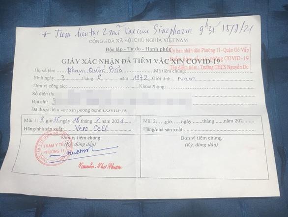 Trong 1 phút, trung niên 49 tuổi ở TP.HCM tiêm liền 2 mũi vaccine-1