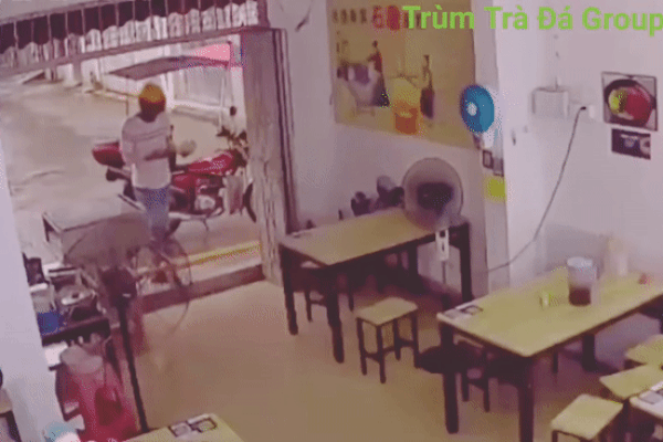 Rùng mình: Thanh niên bị người đi đường tông gục, dội nước sôi-2