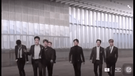 EXO toang hoác trên sân khấu vẫn không bằng Yunho lộ quần lót hồng-4