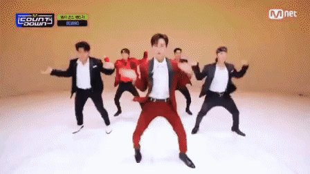 EXO toang hoác trên sân khấu vẫn không bằng Yunho lộ quần lót hồng-5