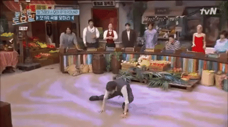 EXO toang hoác trên sân khấu vẫn không bằng Yunho lộ quần lót hồng-6