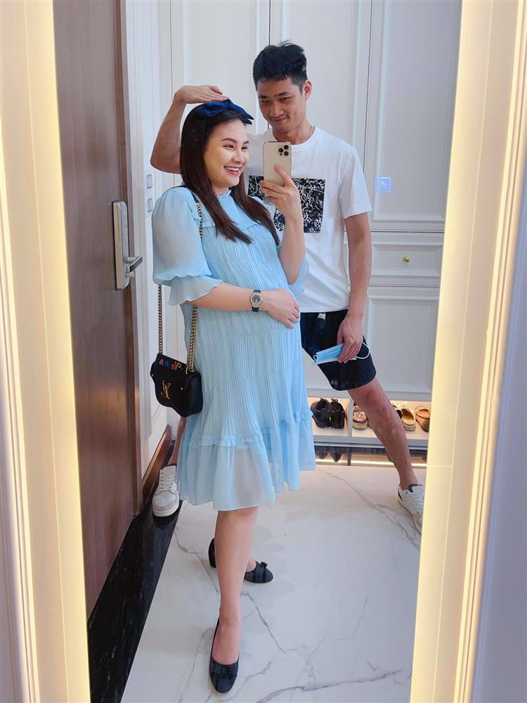 5 cặp đôi lệch chiều cao nhất Vbiz: Vợ chồng Lan Phương ẵm top 1-15