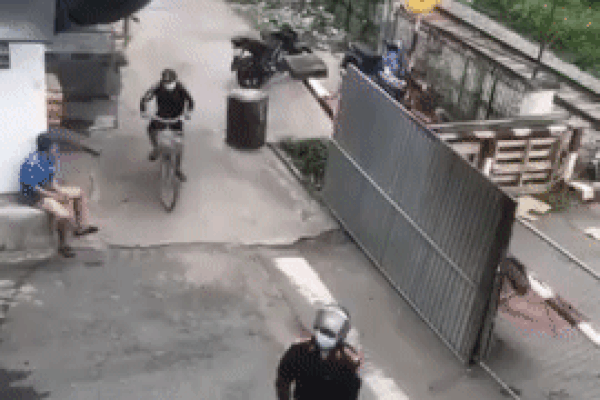 Ông chú 'thông chốt' khu phong tỏa ngay sau lưng công an