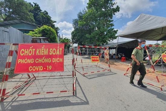 'Thông chốt' bất thành, bà thím cắn - đấm công an chốt kiểm dịch