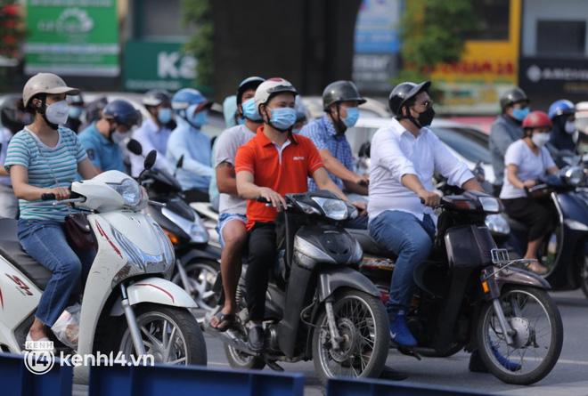 Tại khu vực đường Nguyễn Trãi, mật độ phương tiện di chuyển trong sáng thứ Hai đầu tuần khá đông đúc