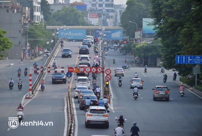Khu vực ngã tư Chùa Bộc - Thái Hà cũng có khá đông người tham gia giao thông, khác hẳn sự vắng vẻ của những ngày trước đó