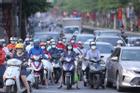 Đường phố Hà Nội tấp nập ngày đầu tuần dù đang giãn cách Chỉ thị 16