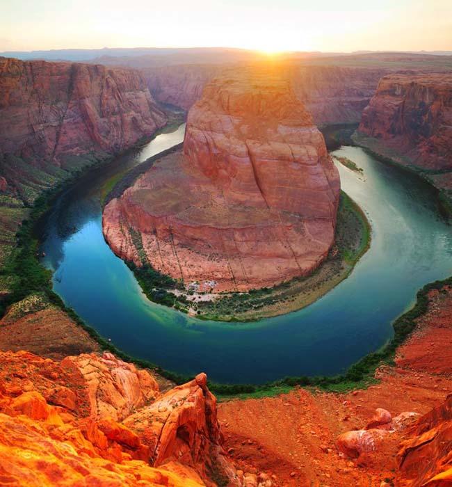 13. Horseshoe Bend là một khúc cua có hình móng ngựa của sông Colorado, nằm gần thị trấn Page, Arizona, Mỹ.