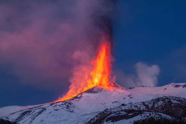 14. Núi lửa Mt. Etna phun trào ở Sicilia, Ý.