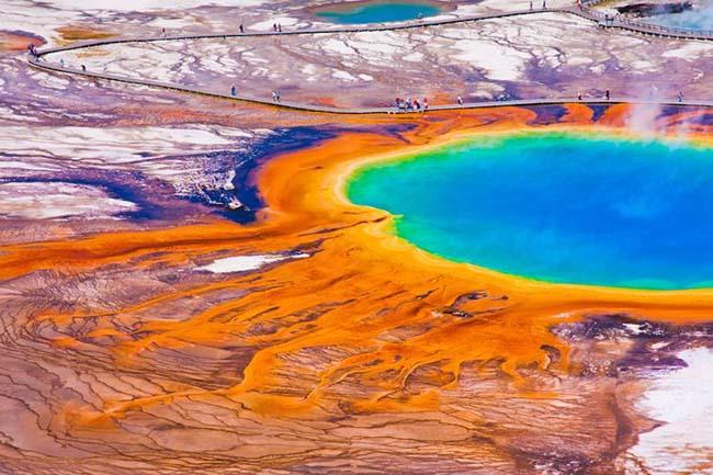 15. Suối Great Prismatic Spring nổi tiếng thế giới trong vườn quốc gia Yellowstone, Mỹ.