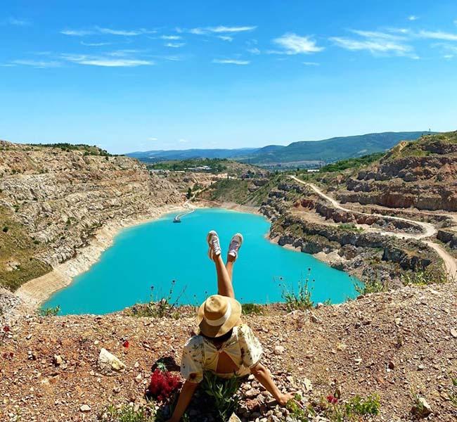 5. Hồ đá hình trái tim Kadykovsky Quarry, Balaklava nổi bật với màu nước xanh đặc biệt.