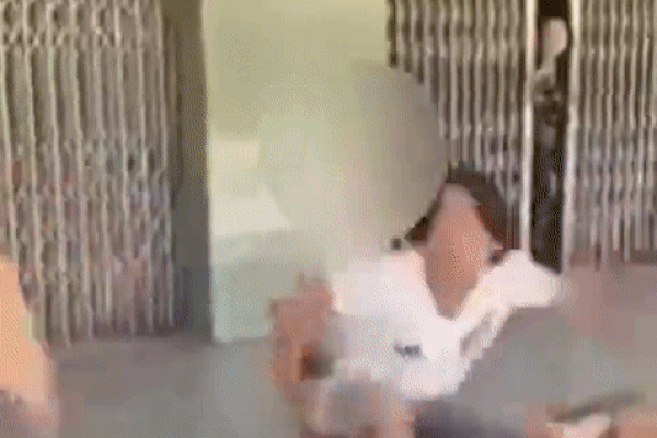 Cười ngã ngửa bà thím la hét thất thanh khi bị test Covid-19-1