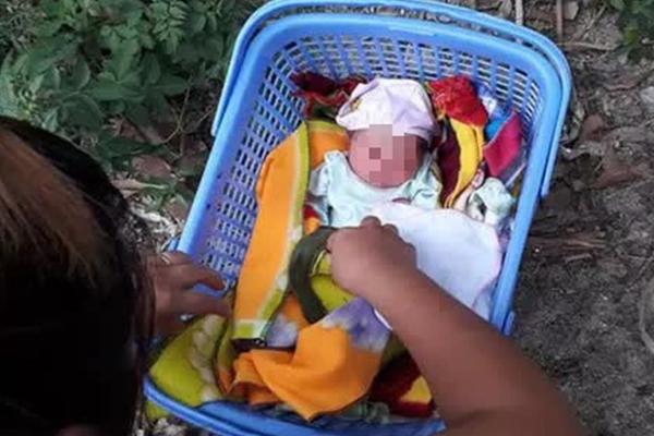 Bé sơ sinh nặng 3kg chưa rụng cuống rốn bị bỏ rơi ở ngã ba đường-2