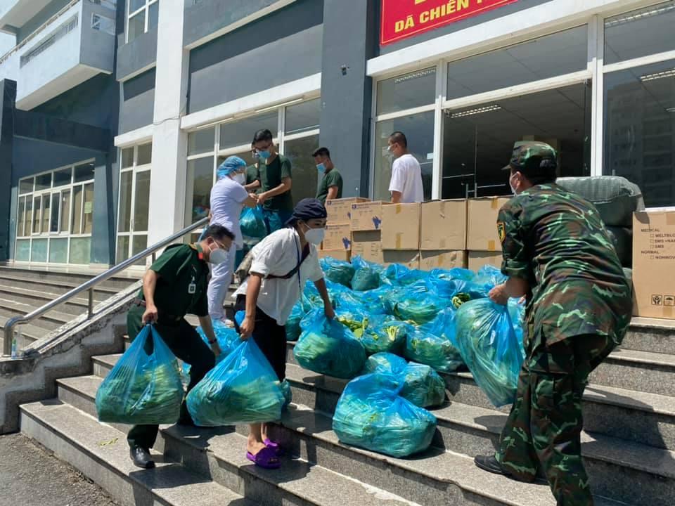 Phương Thanh bị nói da đen, mặc xấu khi làm từ thiện-8