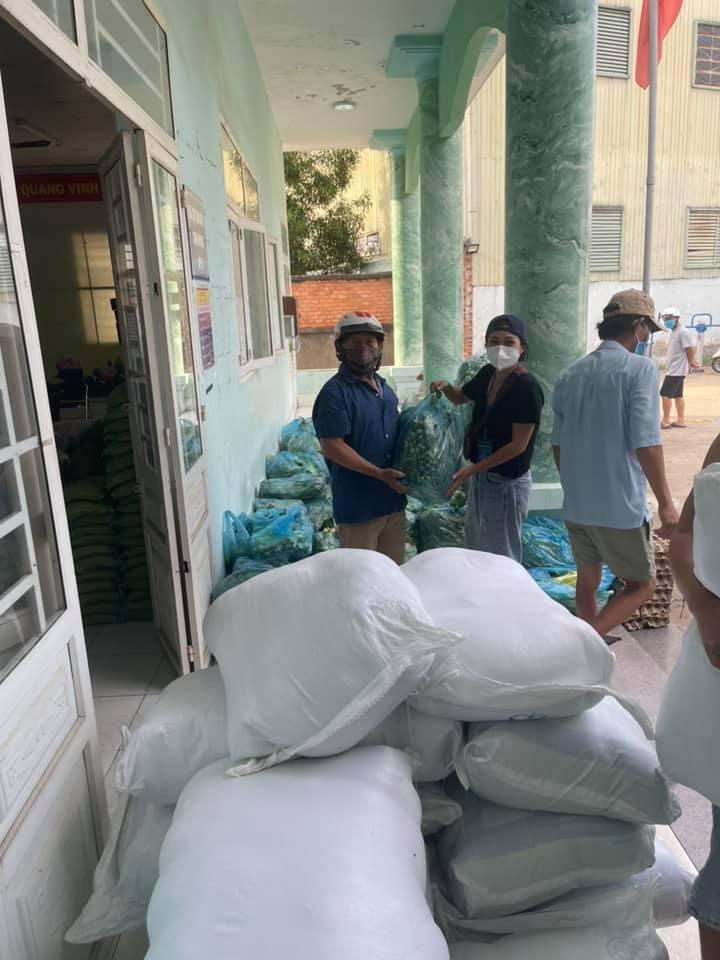 Phương Thanh bị nói da đen, mặc xấu khi làm từ thiện-10