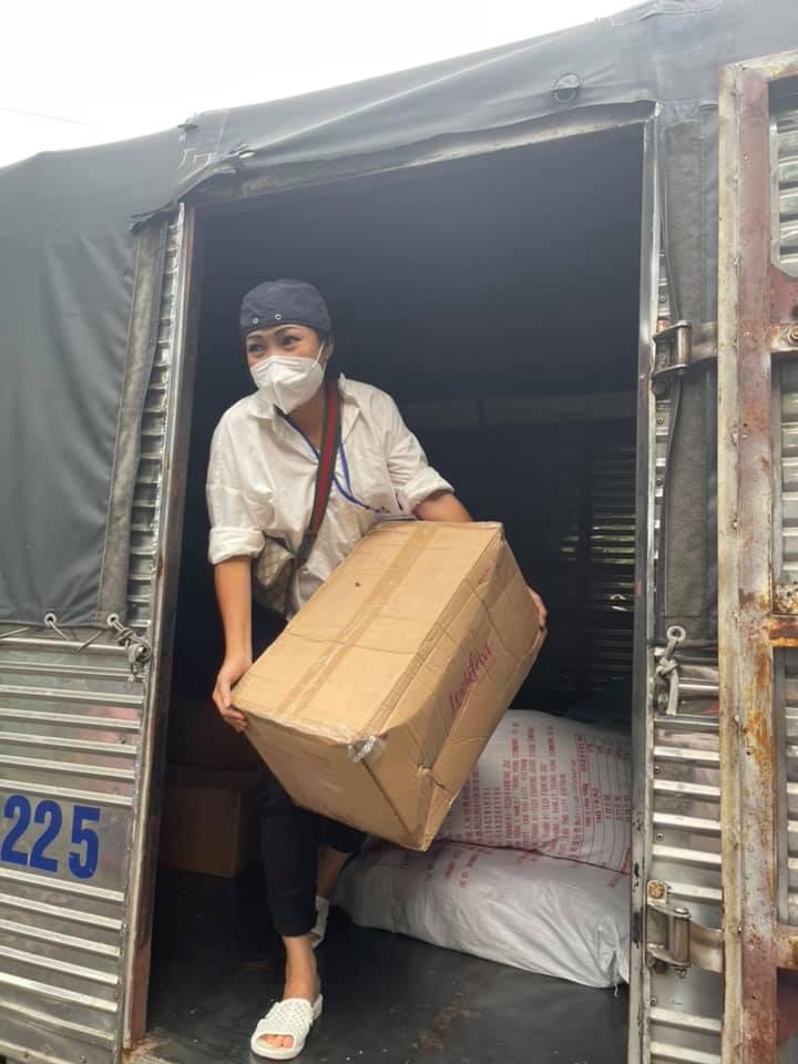 Phương Thanh bị nói da đen, mặc xấu khi làm từ thiện-12