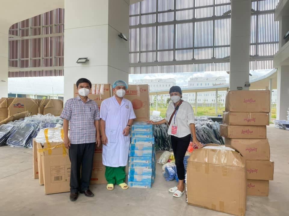 Phương Thanh bị nói da đen, mặc xấu khi làm từ thiện-14