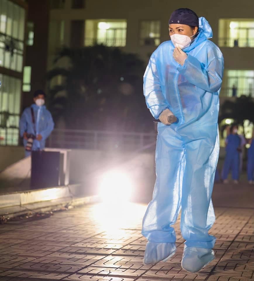 Phương Thanh bị nói da đen, mặc xấu khi làm từ thiện-19