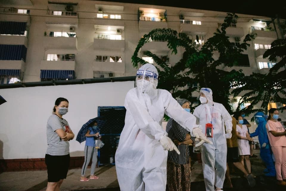 Phương Thanh bị nói da đen, mặc xấu khi làm từ thiện-22